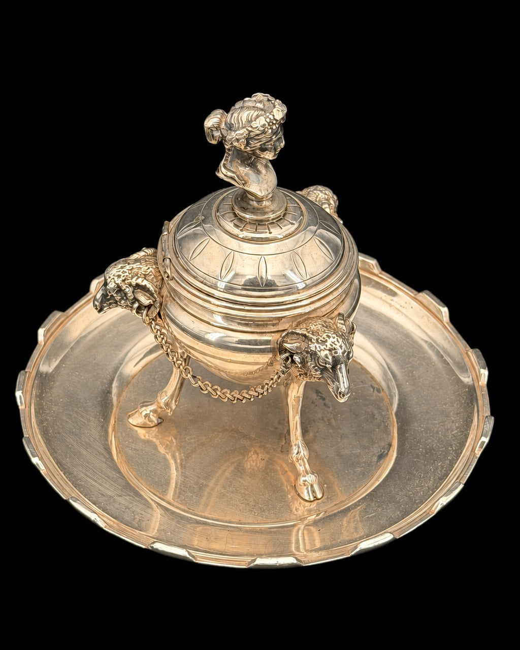 Encrier de style Empire, monopodes de bélier et buste de bacchante, bronze argenté, XIXe siècle