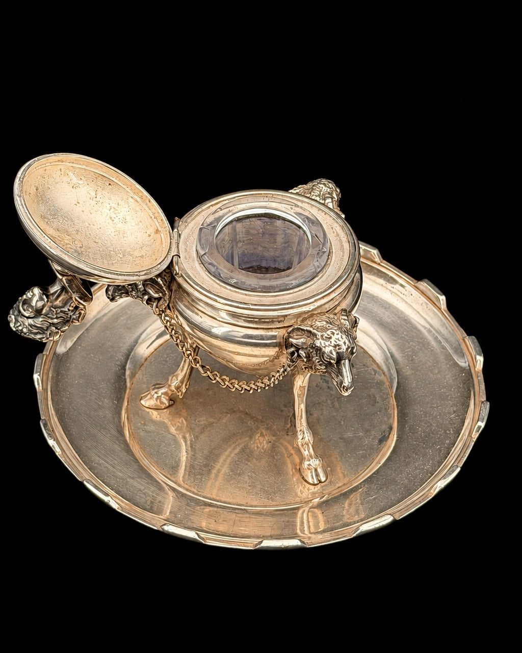 Encrier de style Empire, monopodes de bélier et buste de bacchante, bronze argenté, XIXe siècle