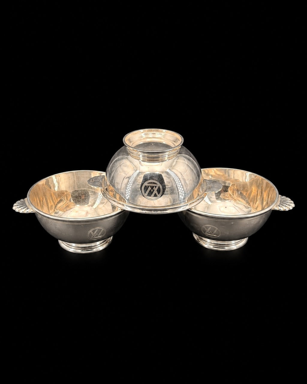 Trois écuelles à oreilles Ercuis, monogramme Wagons-Lits, métal argenté, orfèvrerie de bord