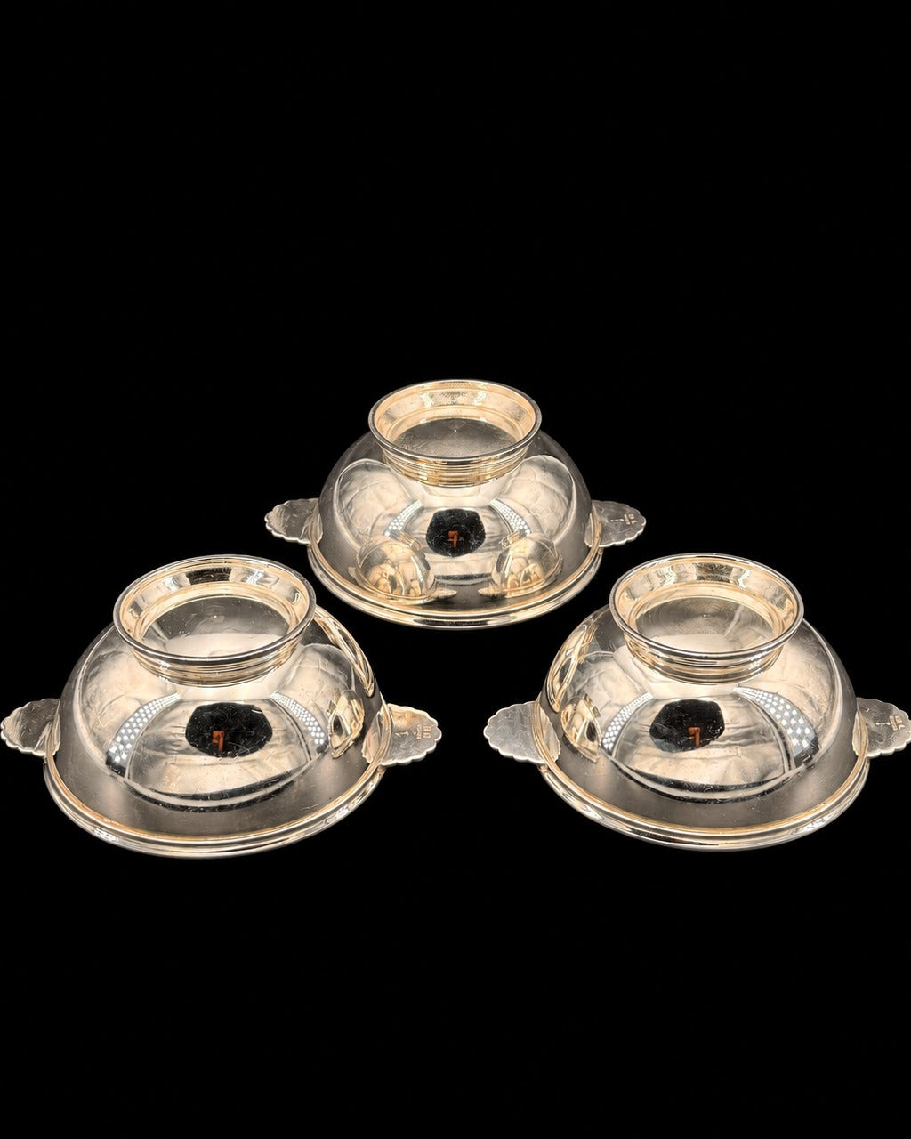 Trois écuelles à oreilles Ercuis, monogramme Wagons-Lits, métal argenté, orfèvrerie de bord