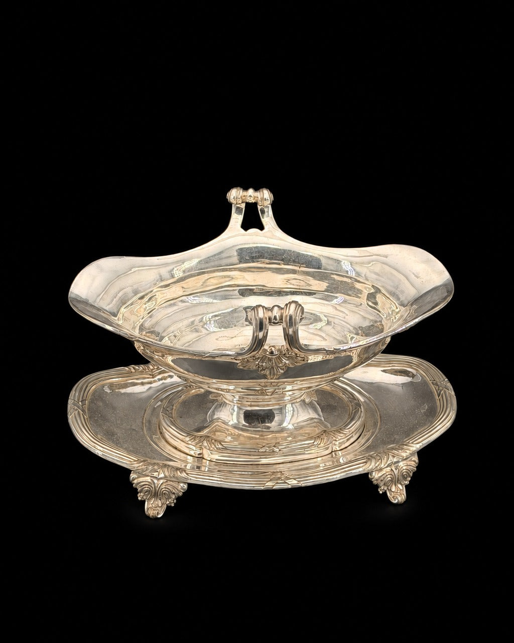 Saucière-casque Odiot à Paris en métal argenté sur plateau adhérent, style Louis XVI, monogramme sous couronne