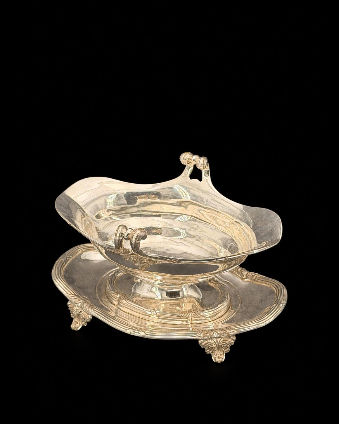 Saucière-casque Odiot à Paris en métal argenté sur plateau adhérent, style Louis XVI, monogramme sous couronne