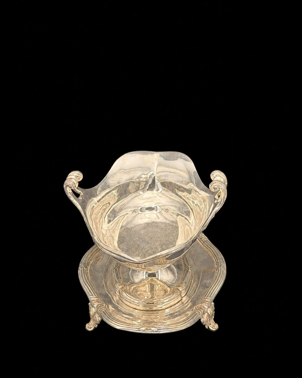 Saucière-casque Odiot à Paris en métal argenté sur plateau adhérent, style Louis XVI, monogramme sous couronne