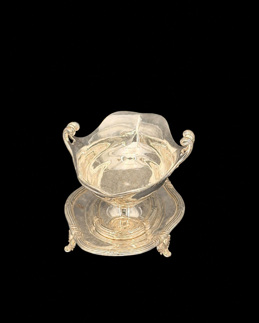 Saucière-casque Odiot à Paris en métal argenté sur plateau adhérent, style Louis XVI, monogramme sous couronne