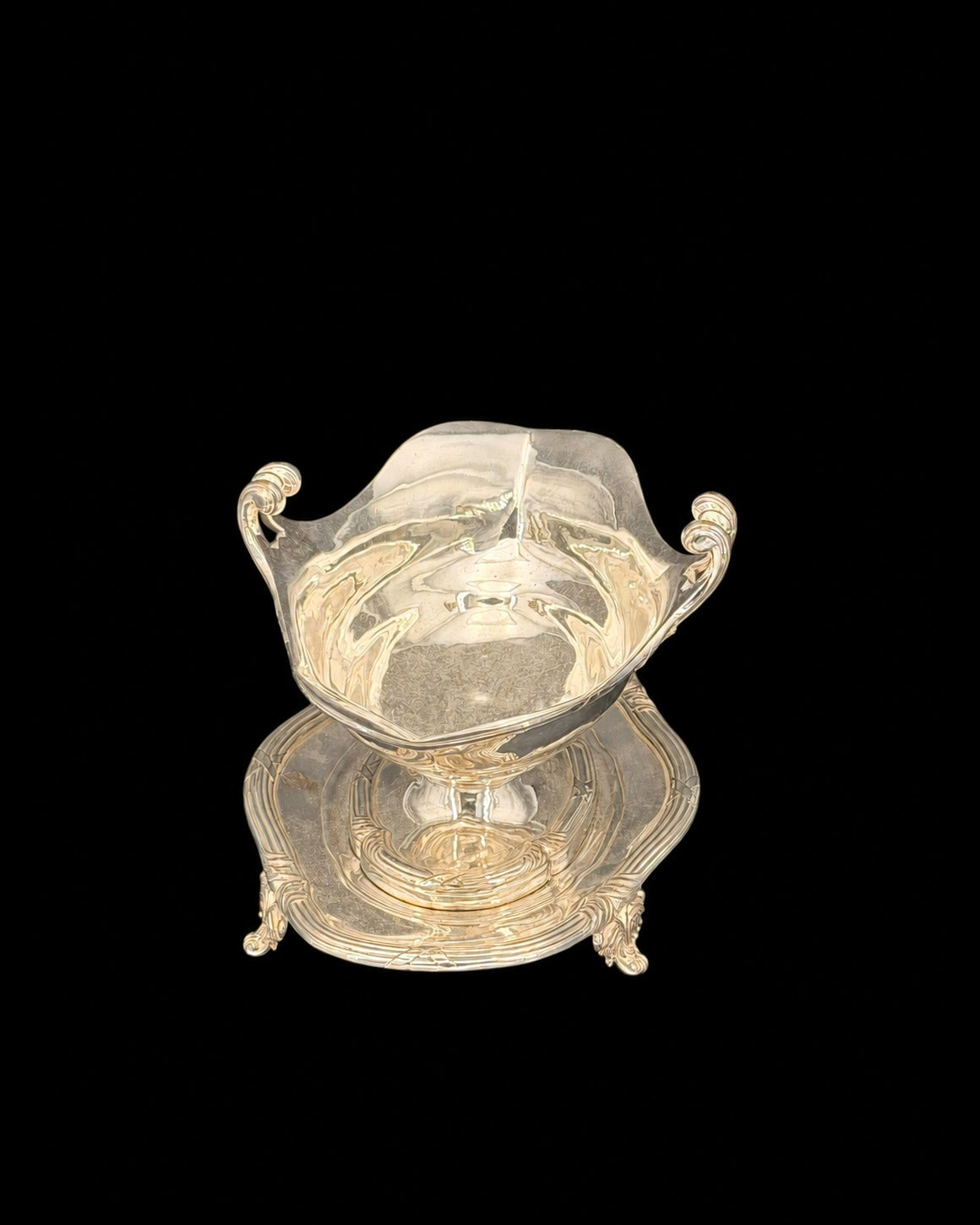 Saucière-casque Odiot à Paris en métal argenté sur plateau adhérent, style Louis XVI, monogramme sous couronne