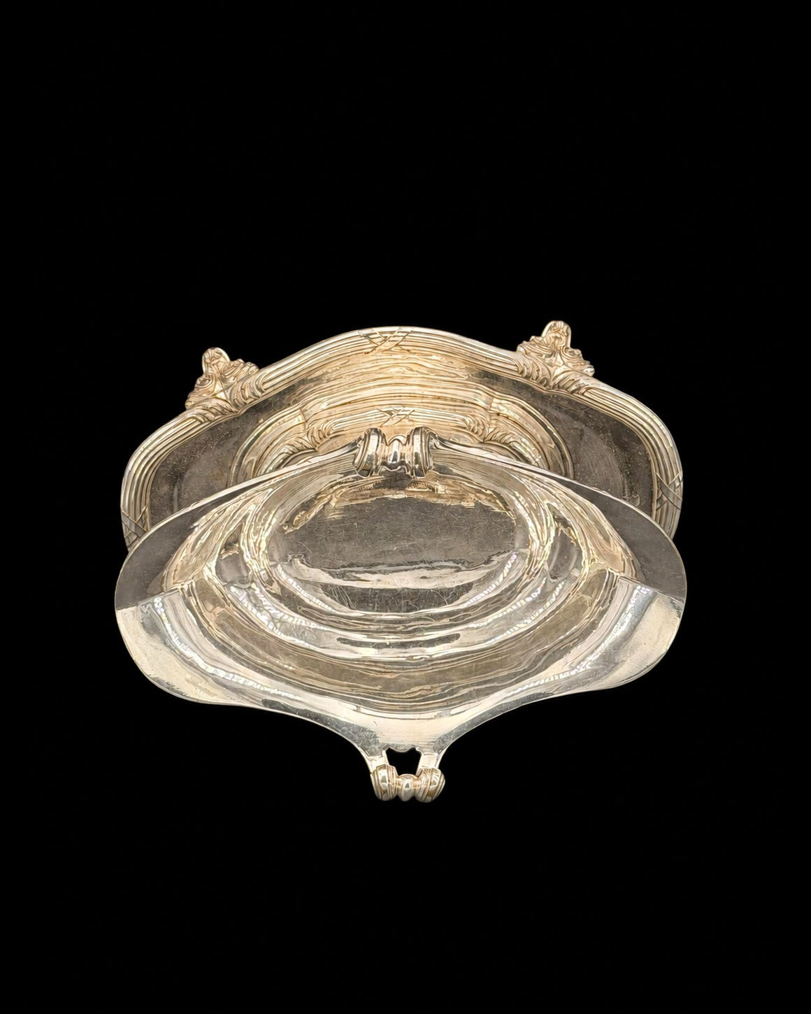 Saucière-casque Odiot à Paris en métal argenté sur plateau adhérent, style Louis XVI, monogramme sous couronne