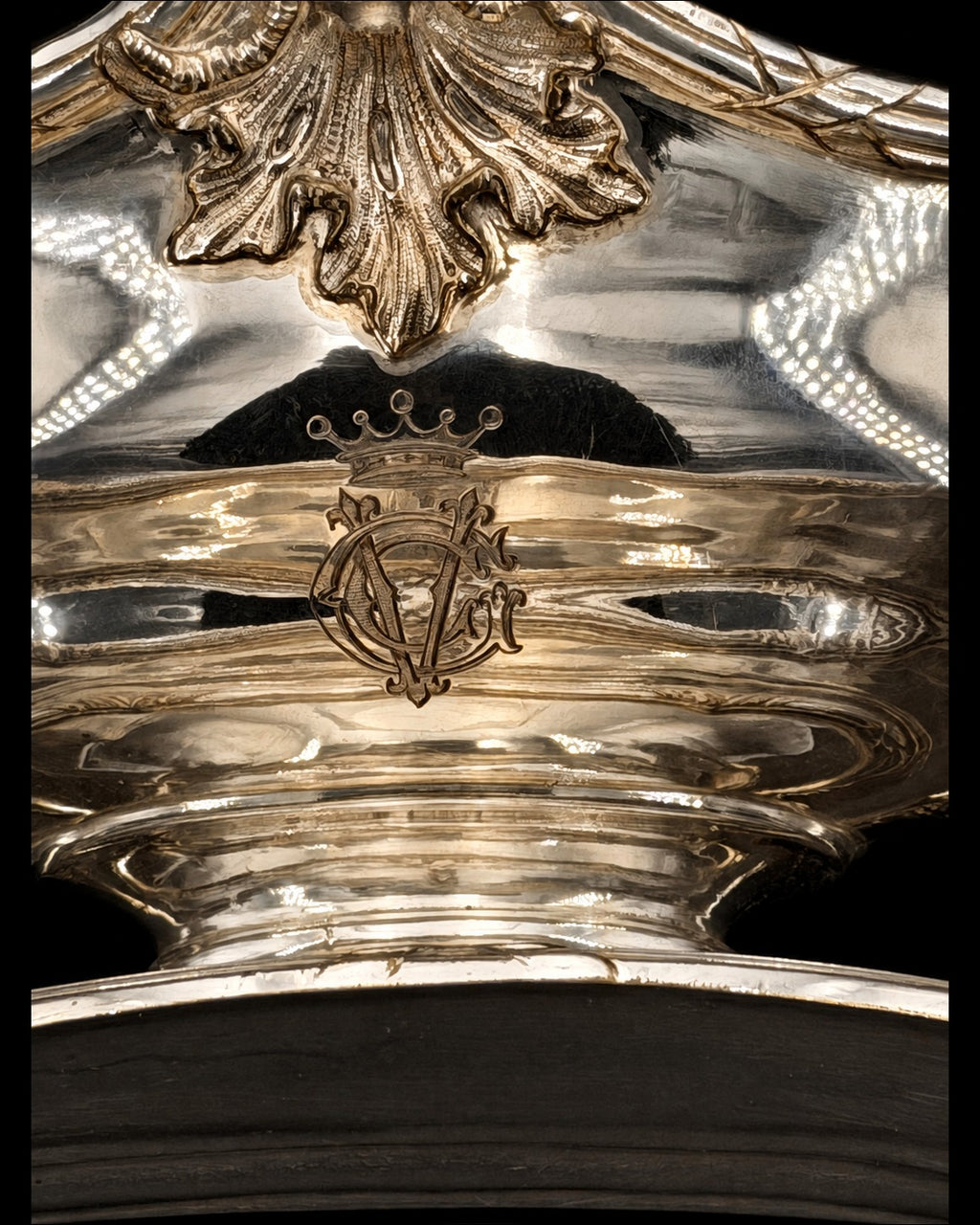 Saucière-casque Odiot à Paris en métal argenté sur plateau adhérent, style Louis XVI, monogramme sous couronne