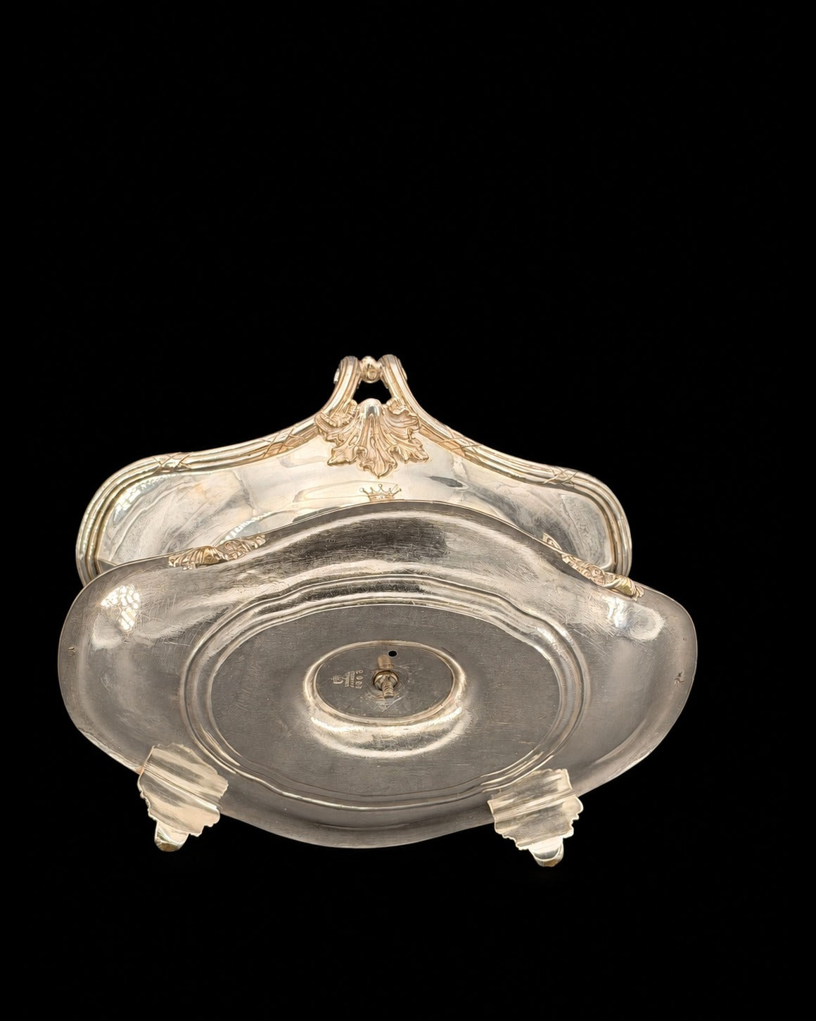 Saucière-casque Odiot à Paris en métal argenté sur plateau adhérent, style Louis XVI, monogramme sous couronne