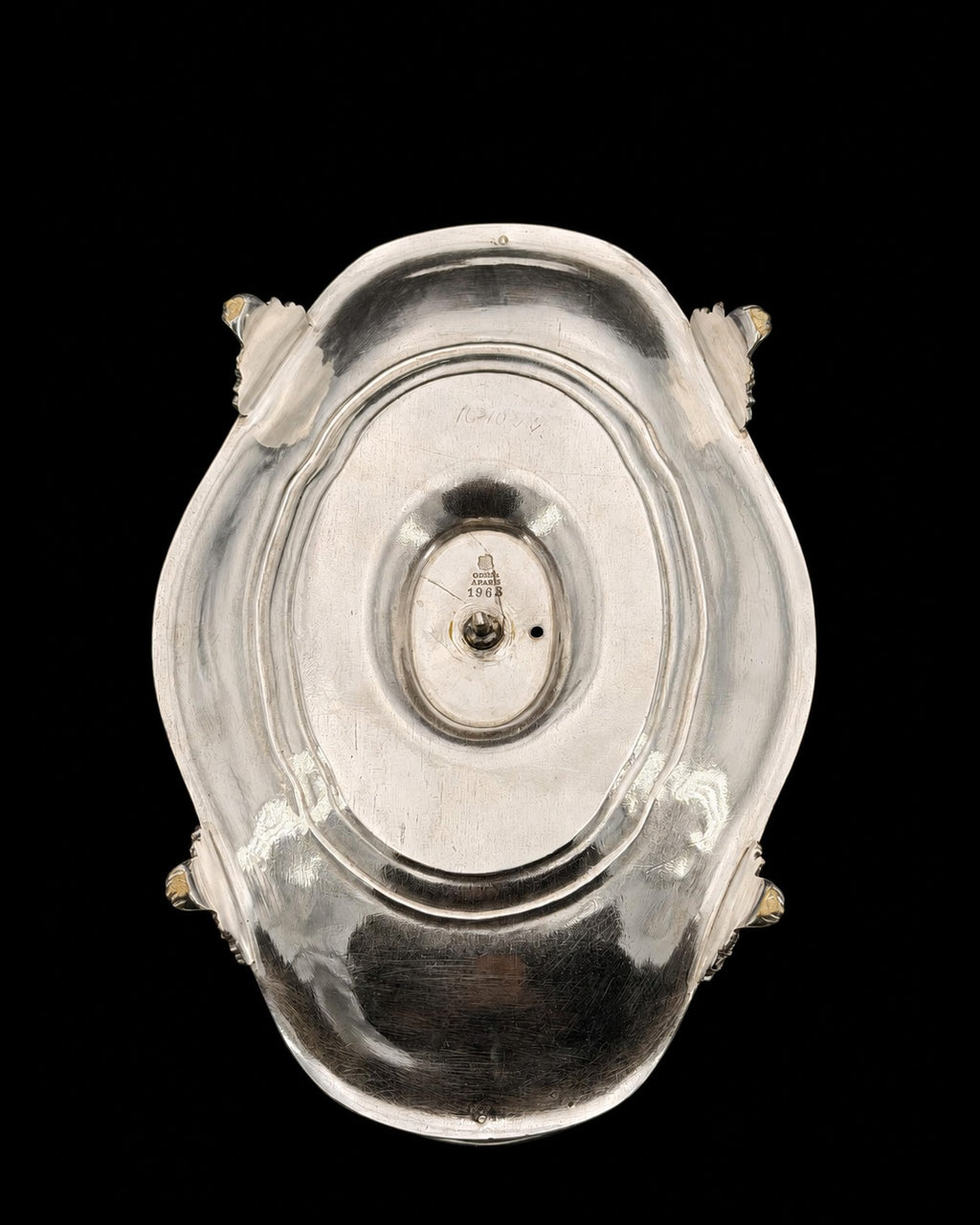 Saucière-casque Odiot à Paris en métal argenté sur plateau adhérent, style Louis XVI, monogramme sous couronne