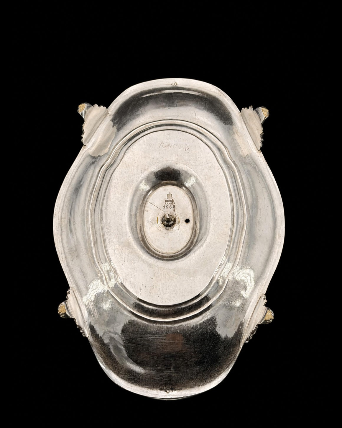 Saucière-casque Odiot à Paris en métal argenté sur plateau adhérent, style Louis XVI, monogramme sous couronne