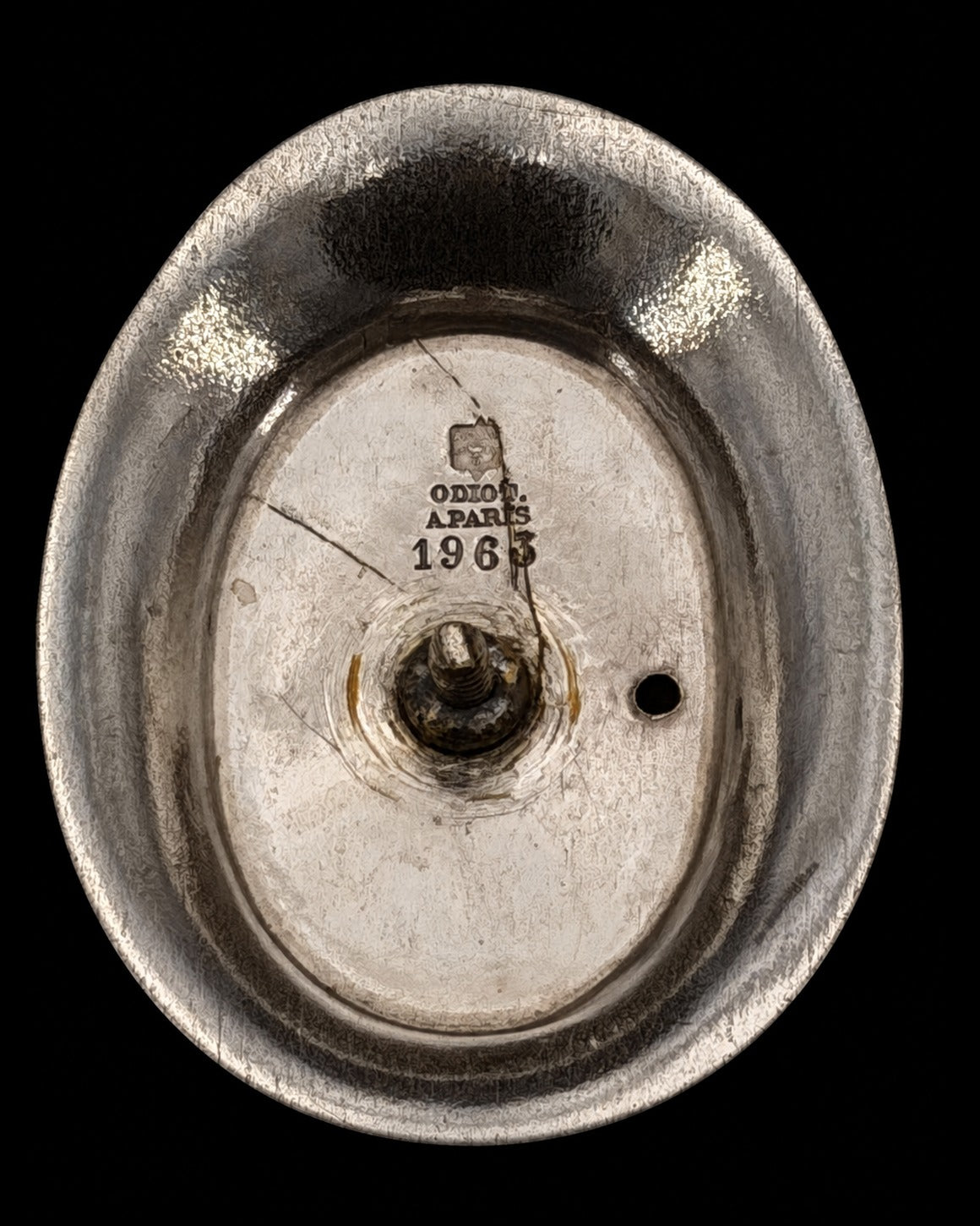 Saucière-casque Odiot à Paris en métal argenté sur plateau adhérent, style Louis XVI, monogramme sous couronne